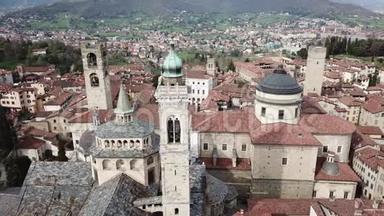 贝加莫，意大利。 无人机鸟瞰古镇.. 市中心的景观，历史<strong>建筑</strong>，教堂和<strong>塔楼</strong>