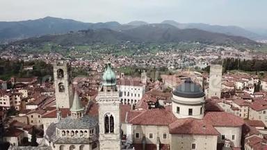 贝加莫，意大利。 无人机鸟瞰古镇.. 市中心的景观，历史建筑，教堂和塔楼