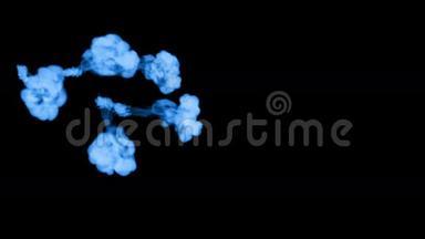 荧光蓝墨水或烟雾，在黑色上缓慢地隔离。 蓝色书写墨水在水中混合。 用于油墨背景