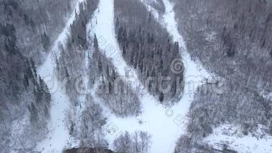 在冬季度假胜地的滑雪坡上可以看到冬季滑雪和滑雪板