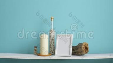 <strong>现代</strong>客房装饰与<strong>相框</strong>模型。 白色架子靠在粉彩绿松石墙上，瓶子里有蜡烛和岩石。 手