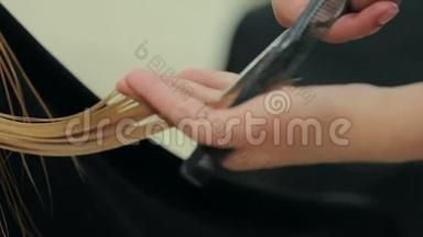 女理发师手握手指间锁毛，梳子和剪刀特写..