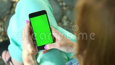 美丽的女孩手里<strong>拿</strong>着智能手机，手里<strong>拿</strong>着绿色的屏幕，男人手里<strong>拿</strong>着手机智能手机