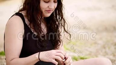 年轻女子暑假期间在海滩上放松