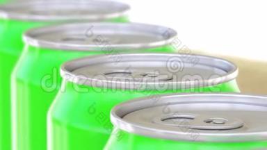 绿色铝罐在传送带上移动。 软<strong>饮料</strong>或啤酒<strong>生产</strong>线.. 回收包装。 4K无缝环