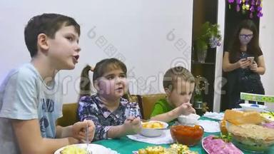 孩子们吃家庭早餐，生日，男孩和女孩吃庆祝活动