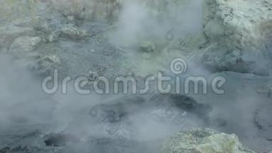 新西兰白岛山区火山的间歇喷泉。