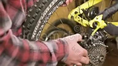 在一家自行车维修店里，一位主人拆下一个轮子进行维修。 自行车修理