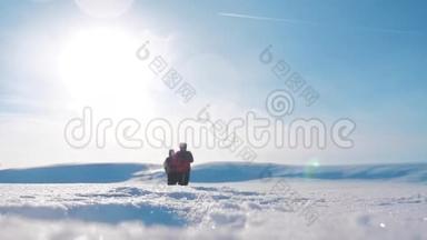 团队合作冬季旅游业务理念.. 男子游客的腿从镜头下往下看攀登山顶