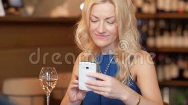 <strong>酒吧</strong>或<strong>餐馆</strong>里有智能手机的女人