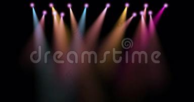 五颜六色的舞台灯光运动，投影仪在黑暗，紫色，红色，蓝色的柔和灯光照射黑色