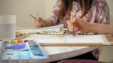 年轻女画家在家画室创作工具特写