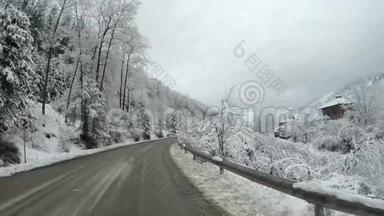 冬天，山上<strong>空无</strong>一人的旁边是白雪覆盖的树木。