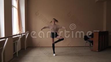 年轻灵活的女编舞者在慢动作工作室练习当代舞蹈元素