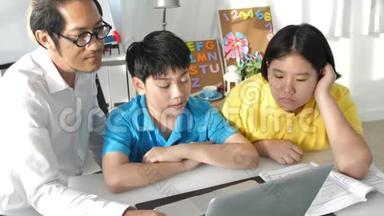 辅导教室里的<strong>孩子</strong>和老师在笔记本电脑<strong>上学</strong>习。