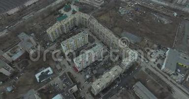 城市航空测量。 从天空俯瞰俄罗斯城市。 房屋、街道和公园的空中城市景观。 灰色的天空
