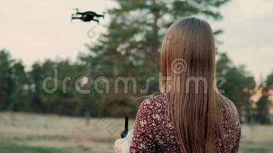 日落时分，一个年轻快乐的女孩带着遥控器控制着四架直升机在野外飞行