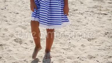 小女孩在海滩上