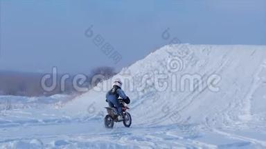摩托车，儿童自行车<strong>骑</strong>手在雪地摩托车越野赛道。 雪上的<strong>骑</strong>士。 <strong>骑</strong>自行车的摩托车<strong>骑</strong>手，冬季<strong>骑</strong>摩托车