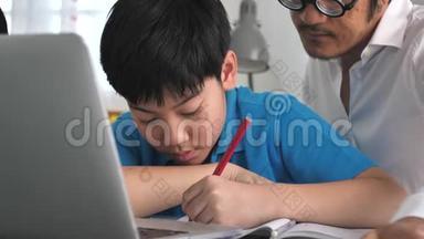 辅导教室里的孩子和老师在笔记本电脑上学习。