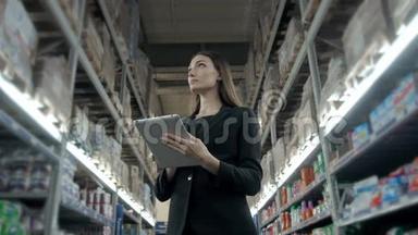 销售，购物，消费主义和人的概念-接近年轻妇女与平板电脑电脑在市场上，客户在