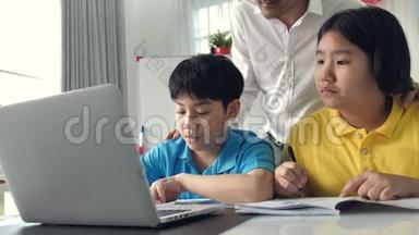 辅导教室里的<strong>孩子</strong>和老师在笔记本电脑<strong>上学</strong>习。