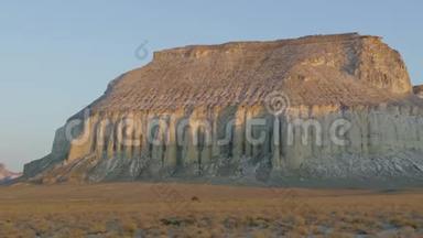 哈萨克斯坦Ustiurt高原边缘的悬崖