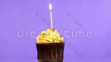 带一支蜡烛、紫色蛋糕的生日蛋糕