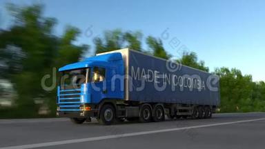<strong>加速</strong>货运半卡车，并在拖车上加上弹药标题。 公路货物运输。 无缝回路4K