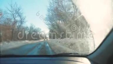 汽车在冬天的路上下雪。 恶劣天气下危险的汽车交通.. 冬季恶劣天气下的道路