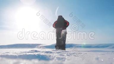 团队合作冬季旅游业务理念.. 男子游客的腿从镜头下往下看攀登山顶