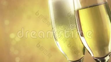 在金色的薄纱背景下，用金色的气泡填满香槟