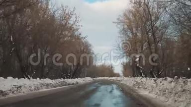 汽车在冬季道路上的生活方式与雪。 恶劣天气下危险的汽车交通.. 恶劣天气下的道路