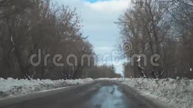 汽车在冬天的道路上，生活方式下雪。 恶劣天气下危险的汽车交通.. 恶劣天气下的道路