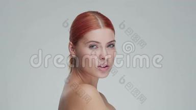 工作室肖像年轻，美丽和自然红发妇女应用<strong>护肤霜</strong>。 <strong>面</strong>部提升，化妆品和制作