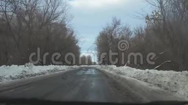 汽车在冬天的路上下雪。 恶劣天气下危险的汽车交通。 恶劣天气下的道路