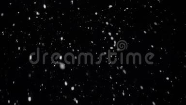 模糊的雪粒在夜间落下来缓慢的运动视频留下灯光