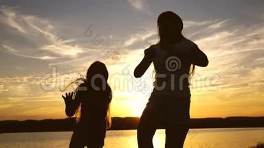 青少年女朋友假日迪斯科。 湖边的派对，孩子们跳舞。 快乐的女孩在海滩上跳舞。 美丽的女孩