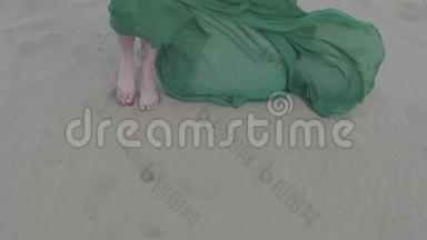 穿着绿色衣服在沙丘上奔跑的美女