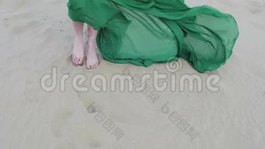 穿着绿色衣服在沙丘上奔跑的美女