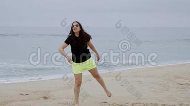 夏天的阳光和海滩上的乐趣-女孩们放松，在<strong>海边玩</strong>得很开心