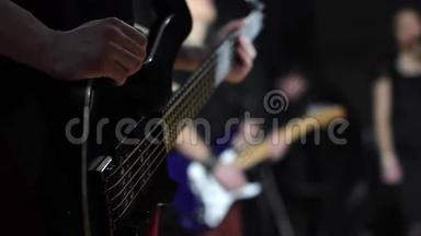 音乐会摇滚乐队与歌手、吉他、鼓手在舞台上表演。 音乐视频朋克，重金属或摇滚