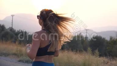 女子户外马拉松长跑训练。 运动女孩在乡间小路慢跑。 健康的积极生活方式。 慢慢