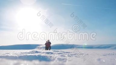 团队合作冬季旅游业务理念。男子游客双腿离开<strong>镜头俯视</strong>攀登山顶