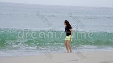 年轻女子暑假期间在海滩上放松