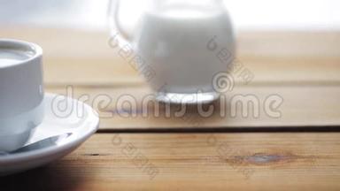 全杯咖啡放在木桌上