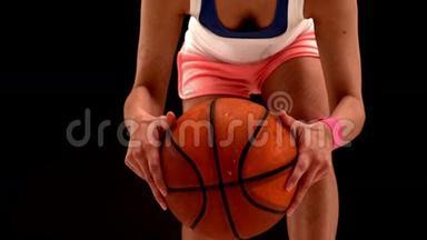 适合年轻女子<strong>打篮球</strong>