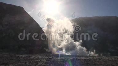 新西兰白岛山区<strong>火山</strong>的间歇<strong>喷泉</strong>。