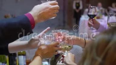 在聚会上，人们手里拿着一杯葡萄酒或香槟或其他酒精饮料，咯咯地笑着