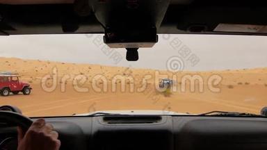 撒哈拉沙漠的摄像车，司机。